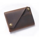 Cestovní pouzdro na doklady z pravé kůže Šikmá klopa s kovovými patentkami Dvě vnější kapsy Kompaktní rozměr 10,5 x 7,5 x 1,5 cm 2