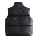 Chaleco de mujer con alto cuello y cierre de botones a lo largo con bolsillos verticales a los lados y acolchado horizontal 8