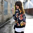 Chaqueta bomber ligera para mujer con grandes flores de colores sobre fondo negro. Puños y dobladillo acanalados. Material: poliéster y algodón. 5