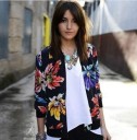Chaqueta bomber ligera para mujer con grandes flores de colores sobre fondo negro. Puños y dobladillo acanalados. Material: poliéster y algodón. 6