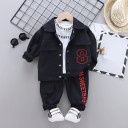 Chaqueta, camiseta y pantalón de niño 3