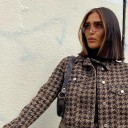 Chaqueta corta de mujer con patrón de pata de gallo Marrón claro y negro Cuello y botones metálicos Bolsillos en el pecho con solapa Mangas largas 5