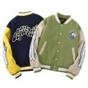 Chaqueta de béisbol con mangas de contraste Parche y gráficos con inscripciones Cierre con botones a presión Puños de canalé a rayas 3