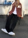 Chaqueta de béisbol con parche en el pecho y gran inscripción en la espalda Corte holgado oversize Mangas contrastantes Puños y dobladillo 4