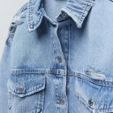 Chaqueta de camisa de mezclilla para mujer de corte holgado Efecto desgastado Bolsillos en el pecho con solapa Dobladillo redondeado Azul claro 3