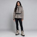 Chaqueta de esquí para mujer de invierno con patrón de rombos y capucha con bolsillo en el pecho y cinturón en la cintura, acolchada en blanco 3