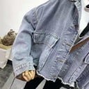 Chaqueta de mezclilla corta oversize para mujer Azul claro Hombros caídos Grandes bolsillos con solapa Borde deshilachado Botones metálicos 3