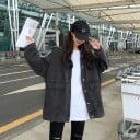 Chaqueta de mezclilla oversize para mujer Corte holgado y alargado Hombros caídos Cuello de camisa Grandes bolsillos con solapa Cierre 1