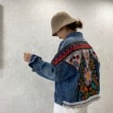 Chaqueta de mezclilla para mujer con bordado colorido de flores y ornamentos en la espalda. Borde de encaje con colgantes plateados. Azul claro 2