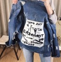 Chaqueta de mezclilla para mujer con estampado en la parte trasera Gran texto sobre fondo blanco Detalles desgastados Corte holgado Mezclilla 3