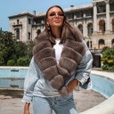Chaqueta de mezclilla para mujer con gran cuello de piel de zorro Denim desgastado con efecto veteado Bordes deshilachados en las mangas 5