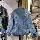 Chaqueta de mezclilla para mujer con grandes ornamentos en los hombros y las mangas Hombros llamativos Corte más corto Bolsillos con solapa 4