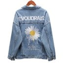 Chaqueta de mezclilla para mujer de corte suelto Margaritas bordadas en el pecho Gran motivo de flor con texto en la parte posterior 3