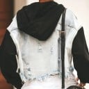 Chaqueta de mezclilla recortada para mujer con mangas y capucha negras Mezclilla azul claro Bordes deshilachados Aspecto desgastado Bolsillos 2