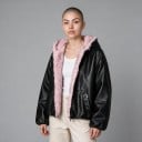 Chaqueta de mujer con aspecto de cuero y capucha forrada de piel rosa con cremallera, con bolsillos laterales y dobladillo elástico negra 7