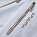Chaqueta impermeable con capucha y cuello alto con cremallera y bolsillos con cremallera en el pecho y en la manga y dobladillo 14