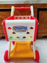 Chariot de courses pour enfants 48 x 42 x 28 cm Chariot en plastique avec panier bleu ou rouge et 26 pièces alimentaires Jeu de marchande avec un équipement riche 5