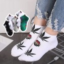 Chaussettes pour femmes avec des feuilles de cannabis 1