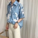 Chemise ample pour femme à manches courtes avec imprimé abstrait Bleu clair avec des zones blanches et un dessin noir Col plus grand Polyester 4