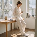 Chemise ample pour femme à manches longues avec broderie ajourée le long de la fermeture, col classique, épaules tombantes et ourlet arrondi 10