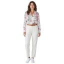 Chemise blanche pour femmes à manches longues avec imprimé de vieille carte postale avec des timbres, des roses et la Tour Eiffel 1