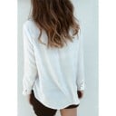 Chemise blanche pour femmes avec volants du décolleté aux épaules Manches longues avec poignets Col classique Ourlet arrondi Chemise en polyester 3