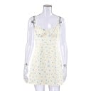 Chemise de nuit courte ajustée crème pour femme avec de petites fleurs bleues sur des bretelles fines avec un corsage froncé et une couture 6