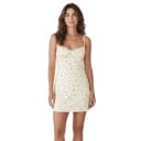 Chemise de nuit courte ajustée crème pour femme avec de petites fleurs bleues sur des bretelles fines avec un corsage froncé et une couture 4