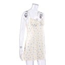 Chemise de nuit courte ajustée crème pour femme avec de petites fleurs bleues sur des bretelles fines avec un corsage froncé et une couture 7