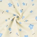 Chemise de nuit courte ajustée crème pour femme avec de petites fleurs bleues sur des bretelles fines avec un corsage froncé et une couture 13