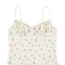 Chemise de nuit courte ajustée crème pour femme avec de petites fleurs bleues sur des bretelles fines avec un corsage froncé et une couture 11