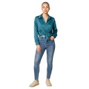 Chemise en satin pour femmes à manches longues, coupe ample, surface brillante, col classique, poignet à bouton et ourlet droit 16