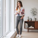 Chemise femme à manches longues avec de grandes fleurs peintes sur fond clair, col classique et boutons sur toute la longueur du devant 2