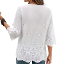 Chemisier blanc pour femme à coupe ample avec des manches trois-quarts, application en dentelle au niveau du décolleté, broderie en madeiro et bord ondulé 2