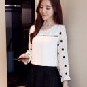 Chemisier blanc pour femmes avec des pois noirs sur les manches longues Encolure ronde avec perles Bande en dentelle sur le devant Polyester 3