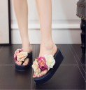 Chinelos de mulher em plataforma com flores 6