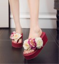 Chinelos de mulher em plataforma com flores 5