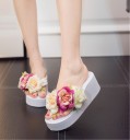 Chinelos de mulher em plataforma com flores 8