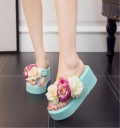 Chinelos de mulher em plataforma com flores 7