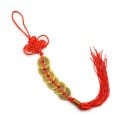 Chinese geluksmunt op rode koord Hangdecoratie met zes koperen munten Decoratieve knoop en kwast Lengte 36 cm Diameter munt 2,3 cm 3
