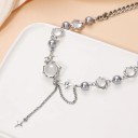 Choker feminino com aparência prateada, pendente de estrela com quatro pontas e pendentes integrados de planetas com cristais transparentes e bolinhas 6