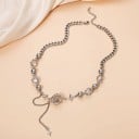 Choker pour femmes avec un aspect argenté, pendentif étoile à quatre pointes et pendentifs intégrés de planètes avec des cristaux transparents 4