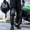 Chrániče kolien a holení na motorku s vystúpenou kolennou časťou a delenou škrupinou s otvormi univerzálna veľkosť 6