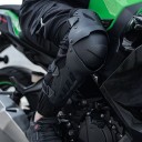 Chrániče kolien a holení na motorku s vystúpenou kolennou časťou a delenou škrupinou s otvormi univerzálna veľkosť 7