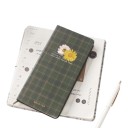 Ciemnozielony w kratkę dziennik 187 x 94 mm z białym i żółtym kwiatem na okładce z 53 tygodniowymi dwustronami na notatki i organizację czasu 2