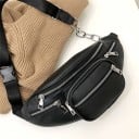 Čierna dámska ľadvinka z PU kože s niekoľkými vreckami na zips Popruh s ozdobným strieborným reťazom a sponou Strieborné zipsy cca 34 x 14 x 5 cm 2