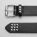 Cinturón de piel sintética negra de 3,5 cm. Cinturón para pantalones rockeros con remaches piramidales de metal. Accesorio de moda elegante. Alternativa punk. Diseño unisex. 2
