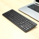 Claviatură fără fir cu parte numerică Receptor USB 2,4 GHz Dispunere engleză QWERTY Alimentare 2x AAA Dimensiuni 37 x 12,6 x 2,5 cm 2