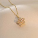 Colar com pendente floral de aproximadamente 15 mm com pedras lapidadas, corrente de 40 + 5 cm, motivo decorativo delicado com folhas 2