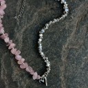 Colar de dois tipos de contas com superfície brilhante e forma irregular, complementado com um pendente em forma de coração, joia decorativa 4